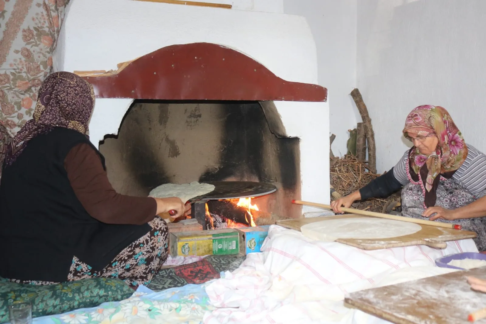 Çivril’de yufkalar açılıyor, imece geleneği yaşıyor