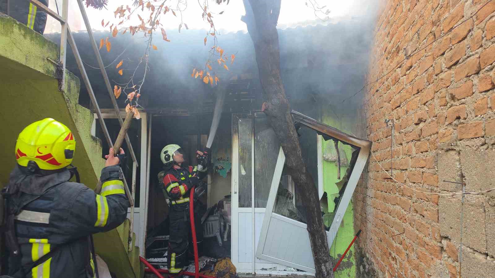 Elektrikli battaniye evi küle çevirdi, yaşlı adam son anda kurtuldu