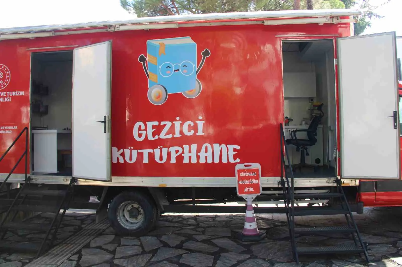 Muğla Halk Kütüphanesi’nde hizmet gezici kütüphaneyle sürüyor - 2