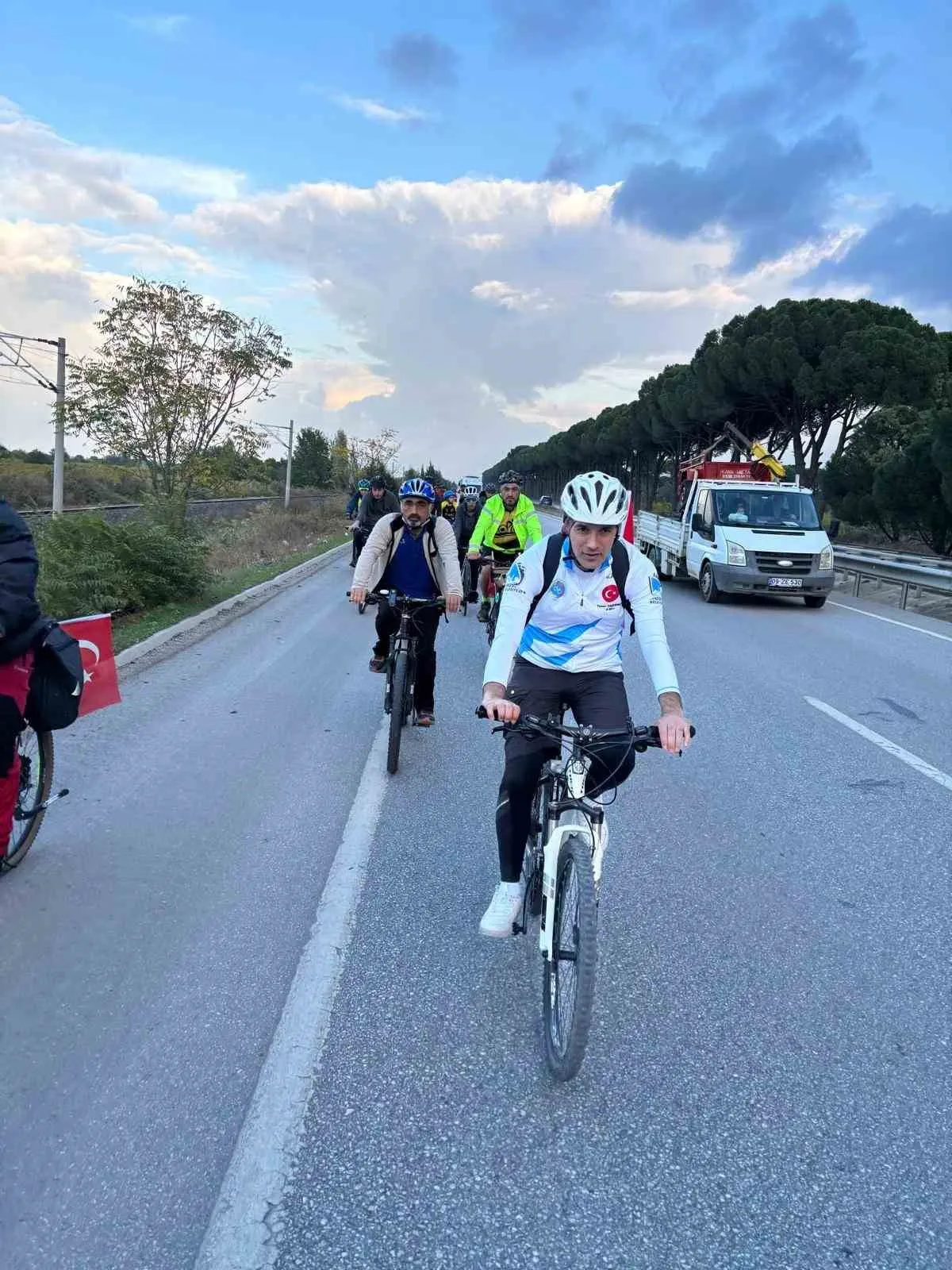 Cumhuriyet için 103 kilometre pedal çevirdiler - 4