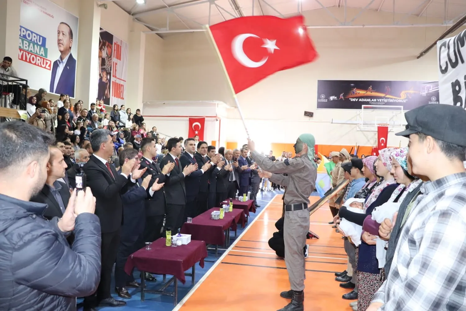 Selendi’de cumhuriyet coşkusu gençlik merkezine sığmadı