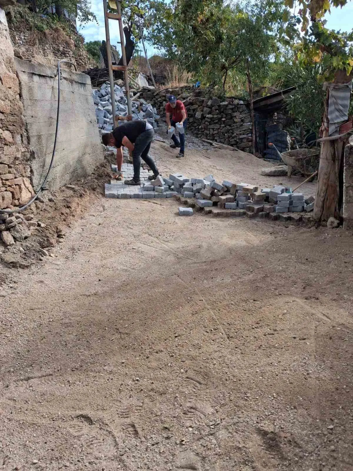 Esentepe Mahallesi’nde çevre düzenleme çalışmaları sürüyor - 4