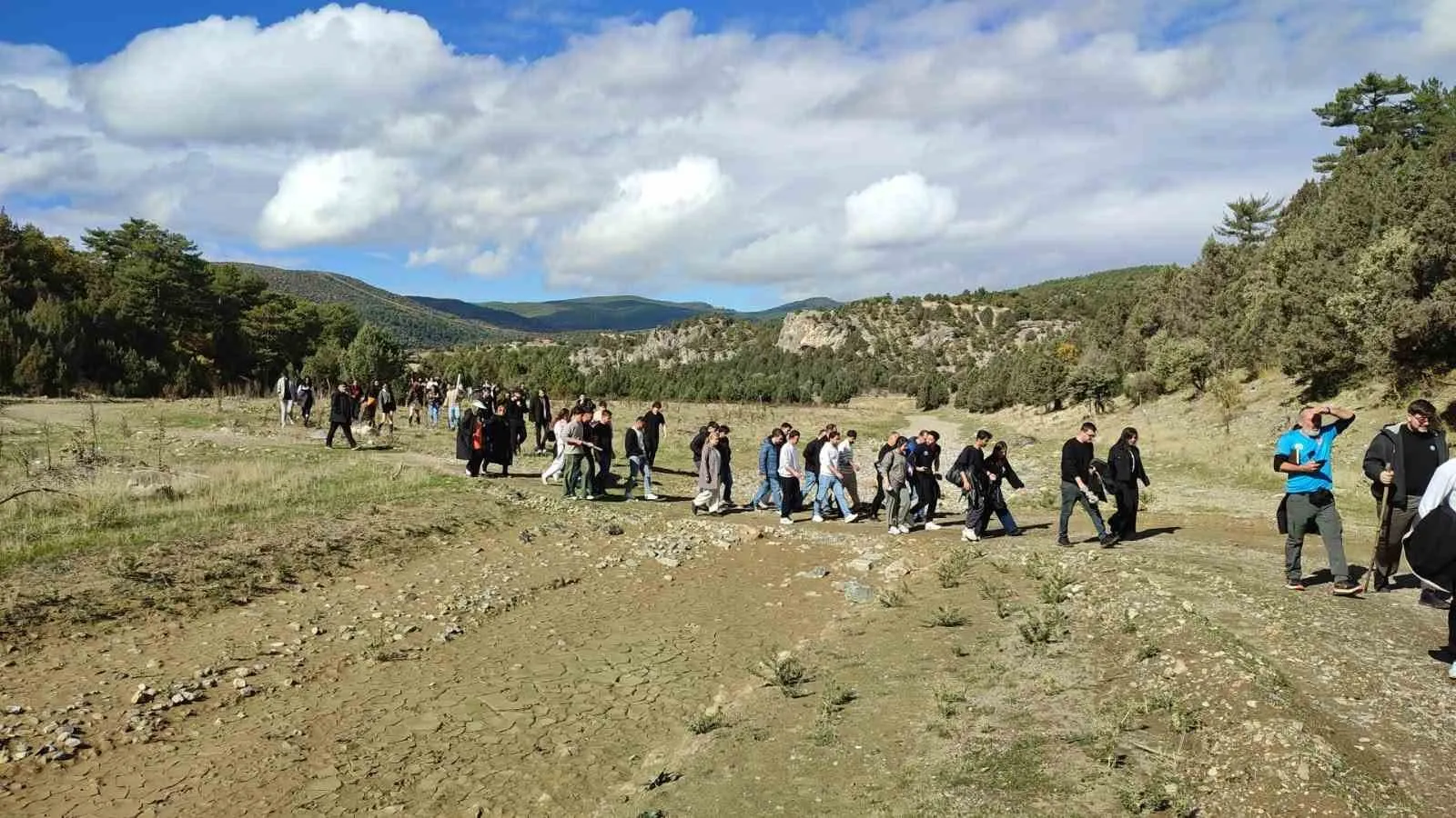 200 öğrenci 850 yıllık sırrı çözmek için savaş alanında ders işledi - 3