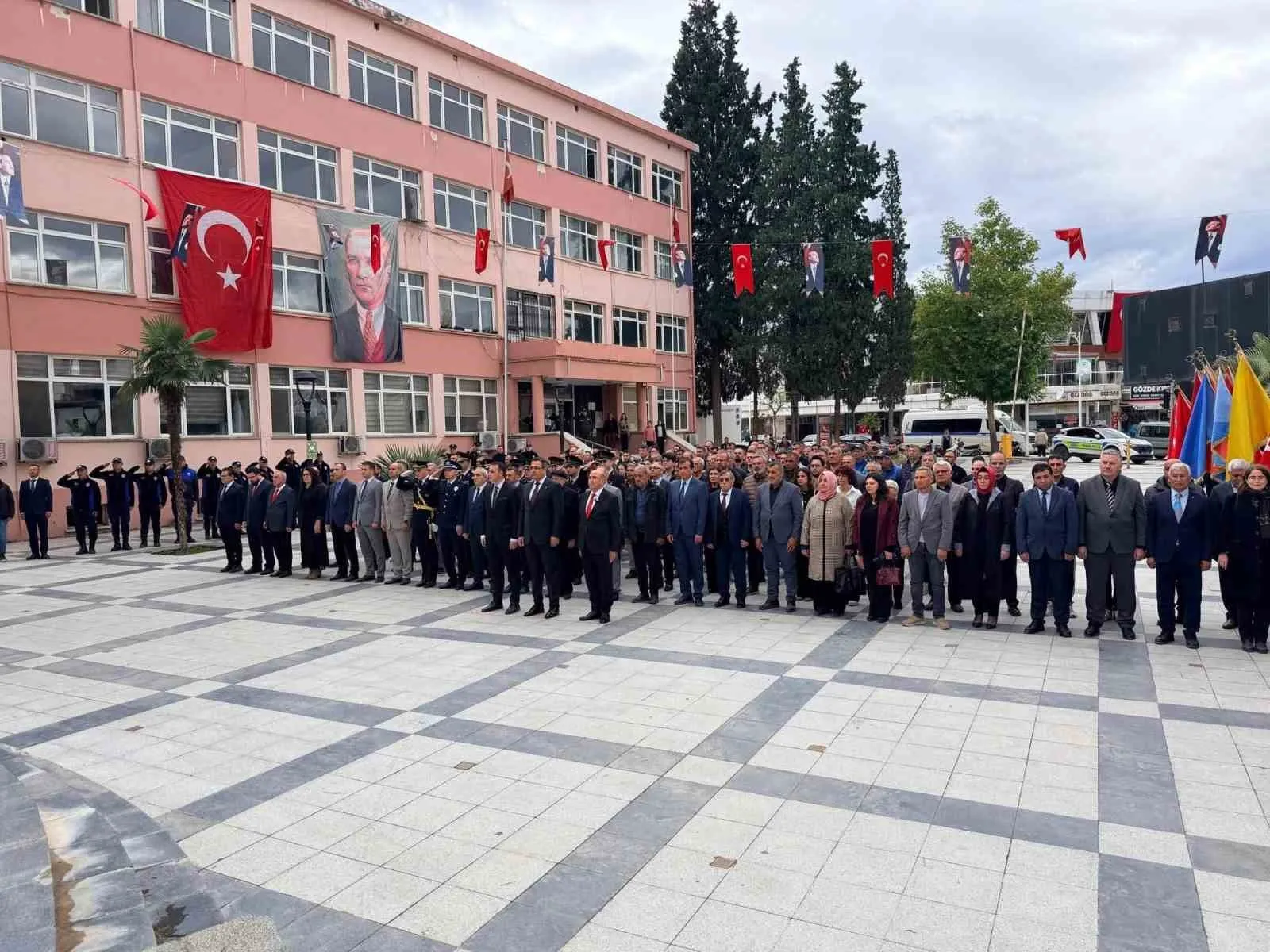 Sarıgöl’de Cumhuriyet coşkusu çelenk töreniyle başladı - 2