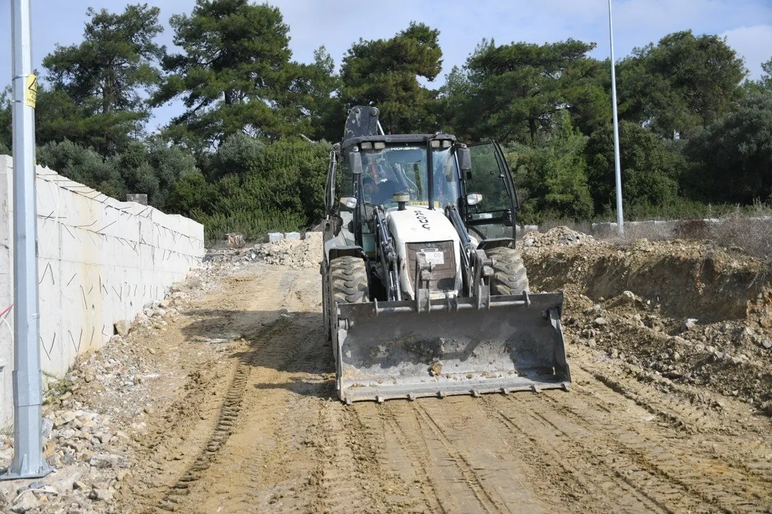 Kuşadası Caferli’de 25 bin metrekarelik yol çalışması başladı - 3