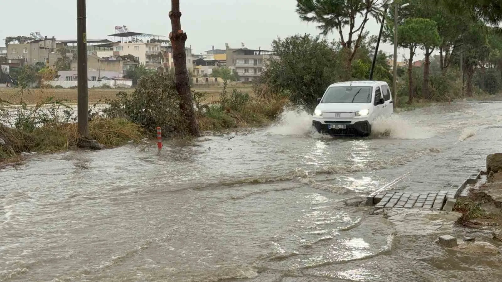 İncirliova’da yağış etkili oldu, yollar göle döndü - 2