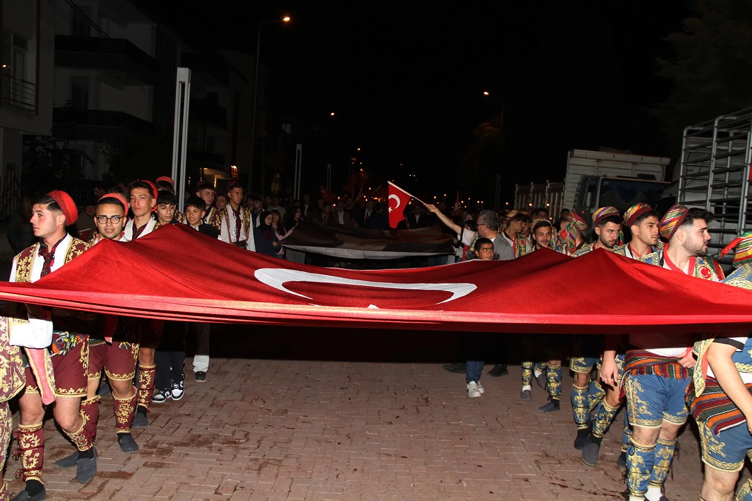 Kula’da Cumhuriyet Bayramı etkinlikleri fener alayıyla sona erdi - 3