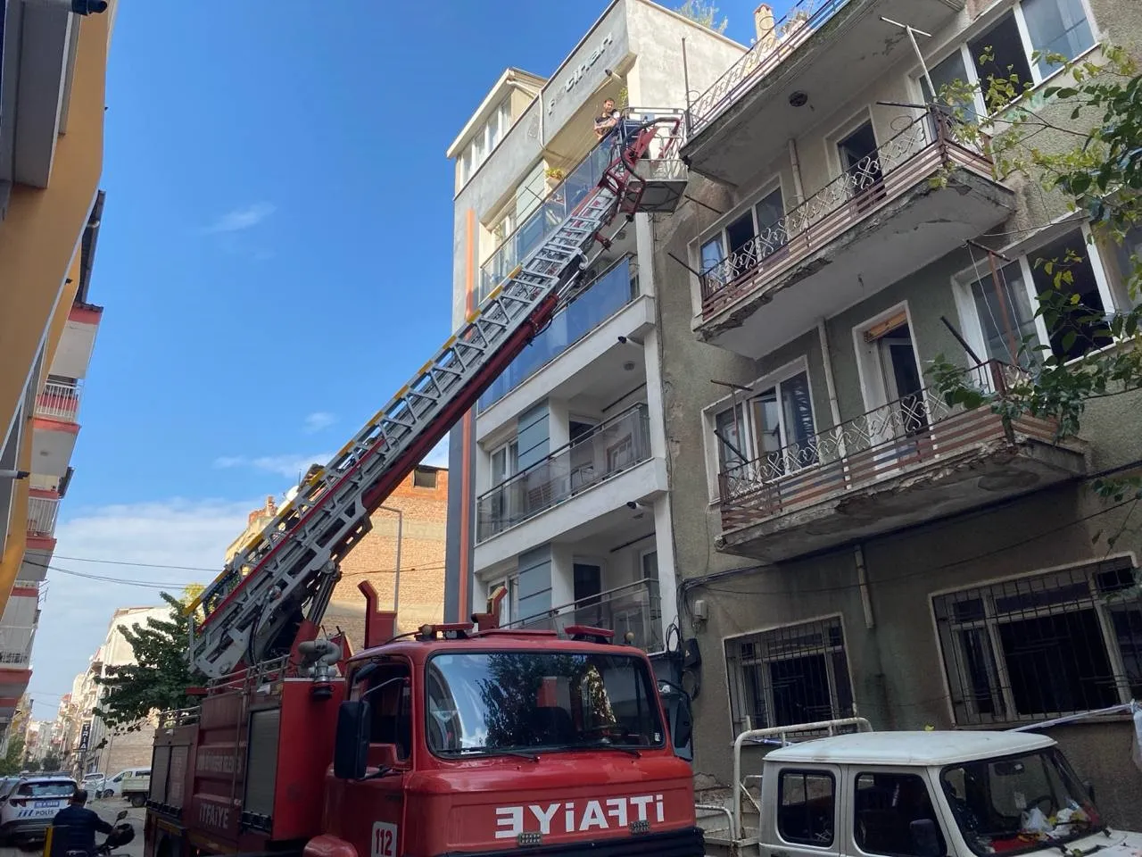 Aydın itfaiyesi yaramaz kedi için seferber oldu - 2