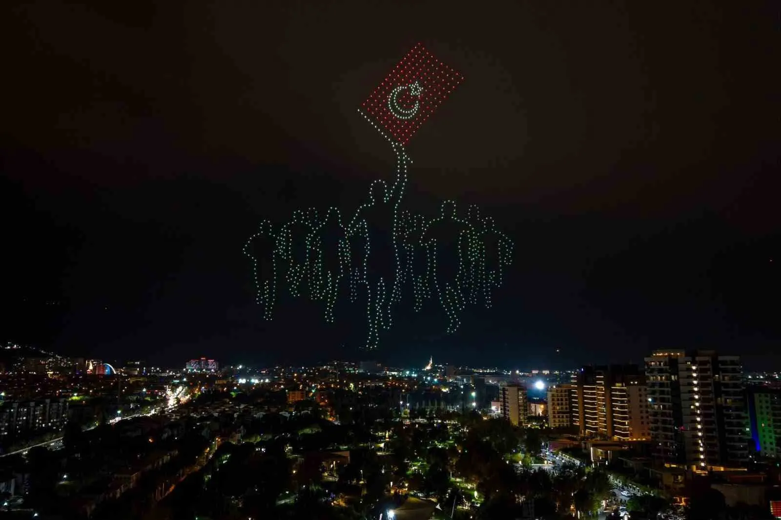 Atatürk’ün portresi 1000 drone ile gökyüzüne işlendi - 7