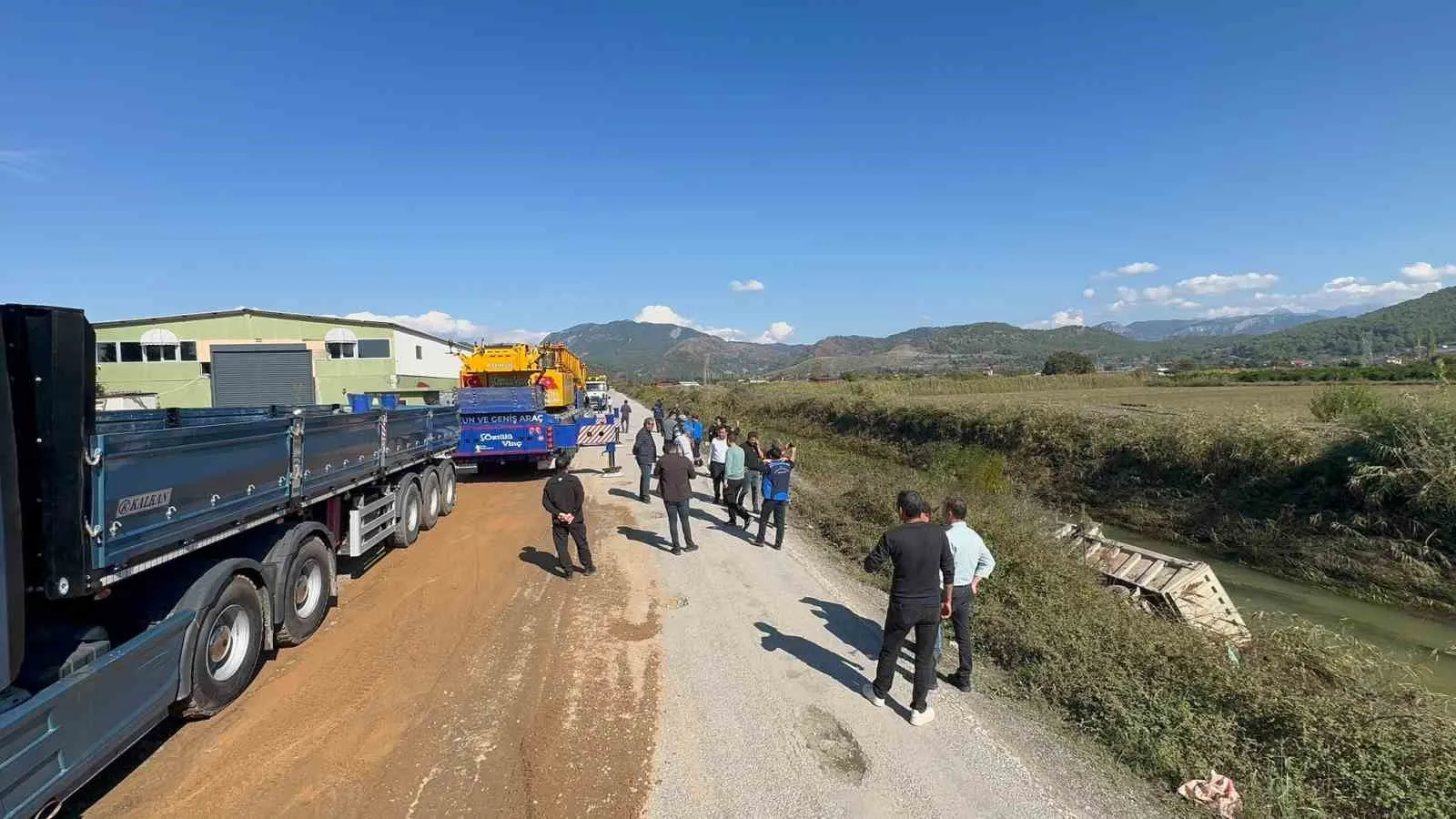 Taşkının yaşandığı Tersakan Çayı’na kamyon devrildi - 2