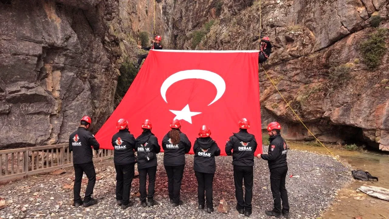 Acıpayam Kanyonunda dev Türk bayrağı dalgalandırıldı - 2
