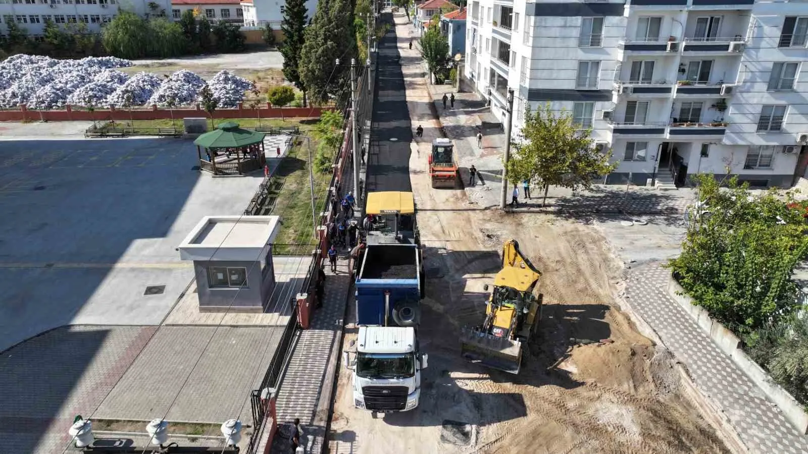 Kırkağaç’ta 1 kilometrelik yola 4 bin ton sıcak asfalt