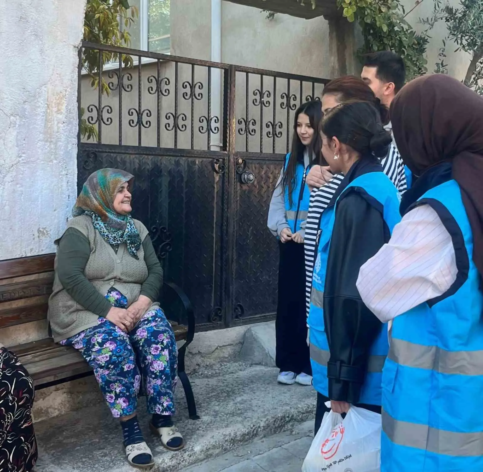 Manisalı gençler yaşlıları yalnız bırakmıyor - 3