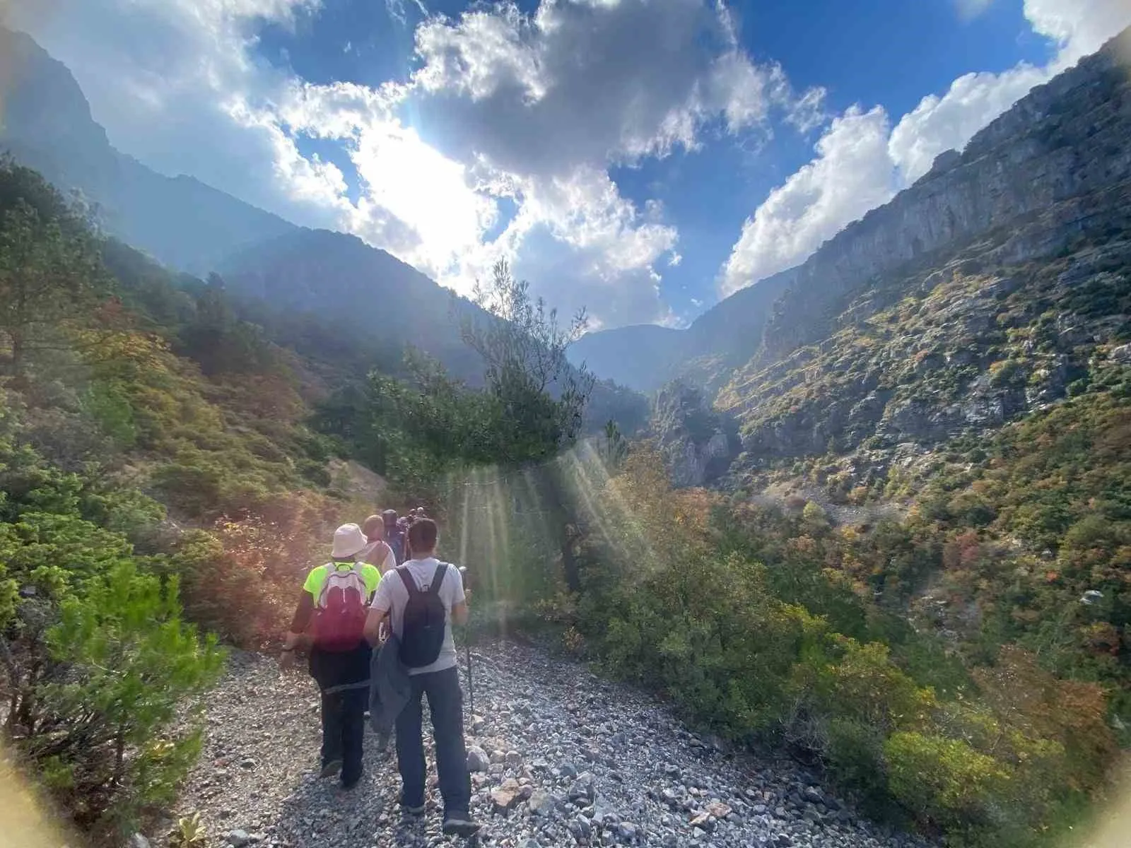 TURBELDAK üyeleri, Spil Dağı’nın tarihi patikalarında yürüdü