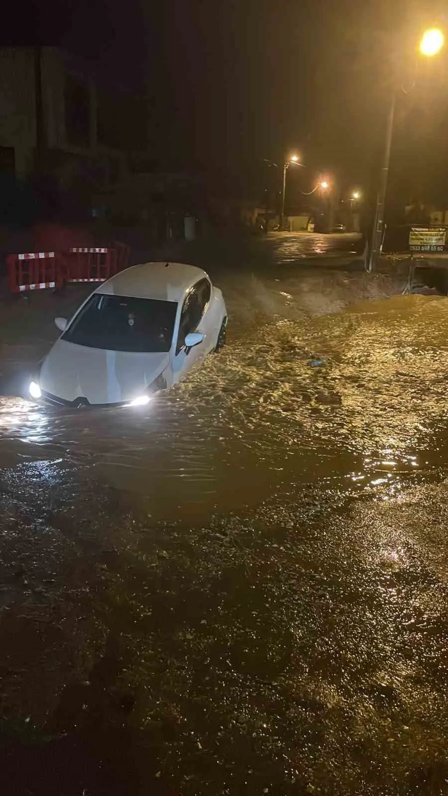 Muğla’da yağış nedeniyle yol çöktü, çukura düşen araç yolda mahsur kaldı - 2