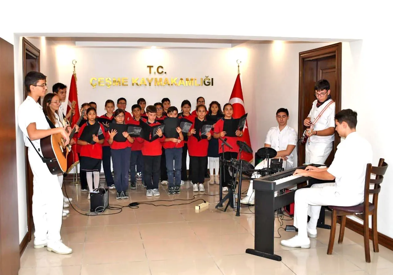 Çeşme’de "Koridorda Müzik" projesi 5. yılına kaymakamlık konseriyle başladı