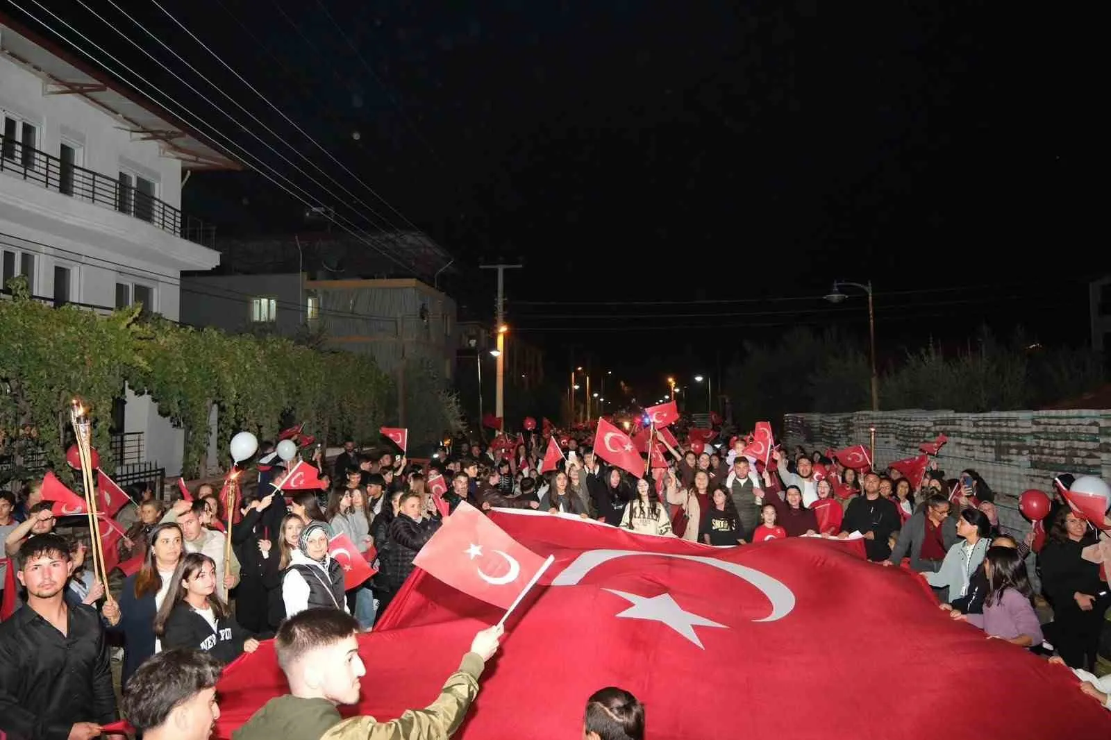 Sarıgöl’de Cumhuriyet coşkusu fener alayıyla sokaklara taştı - 6