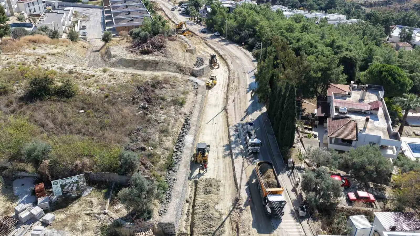 Aydın Büyükşehir Belediyesi Kuşadası’ndaki yol çalışmalarını sürdürüyor - 6
