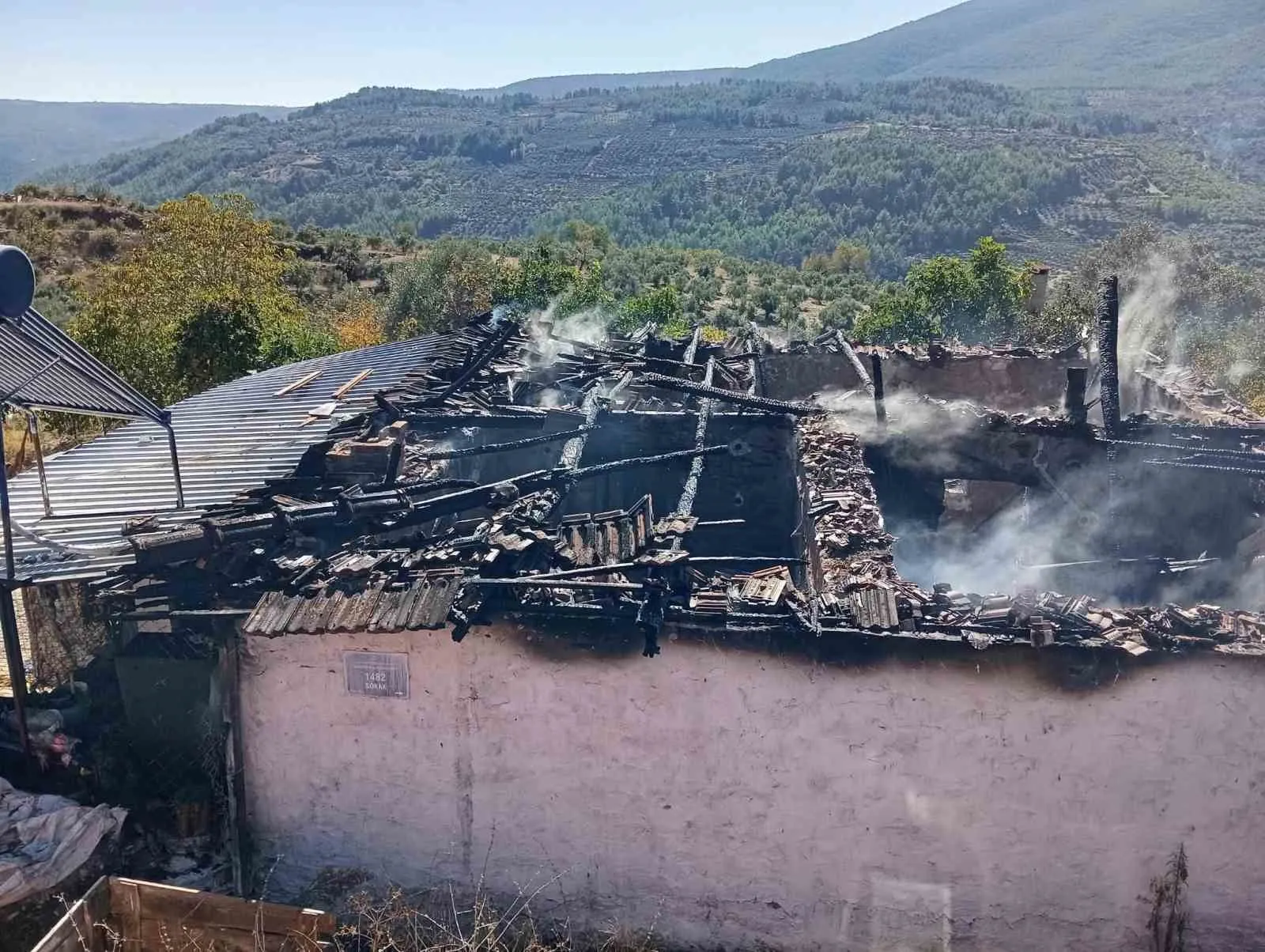Aydın’da çıkan yangında bir ev küle döndü - 2