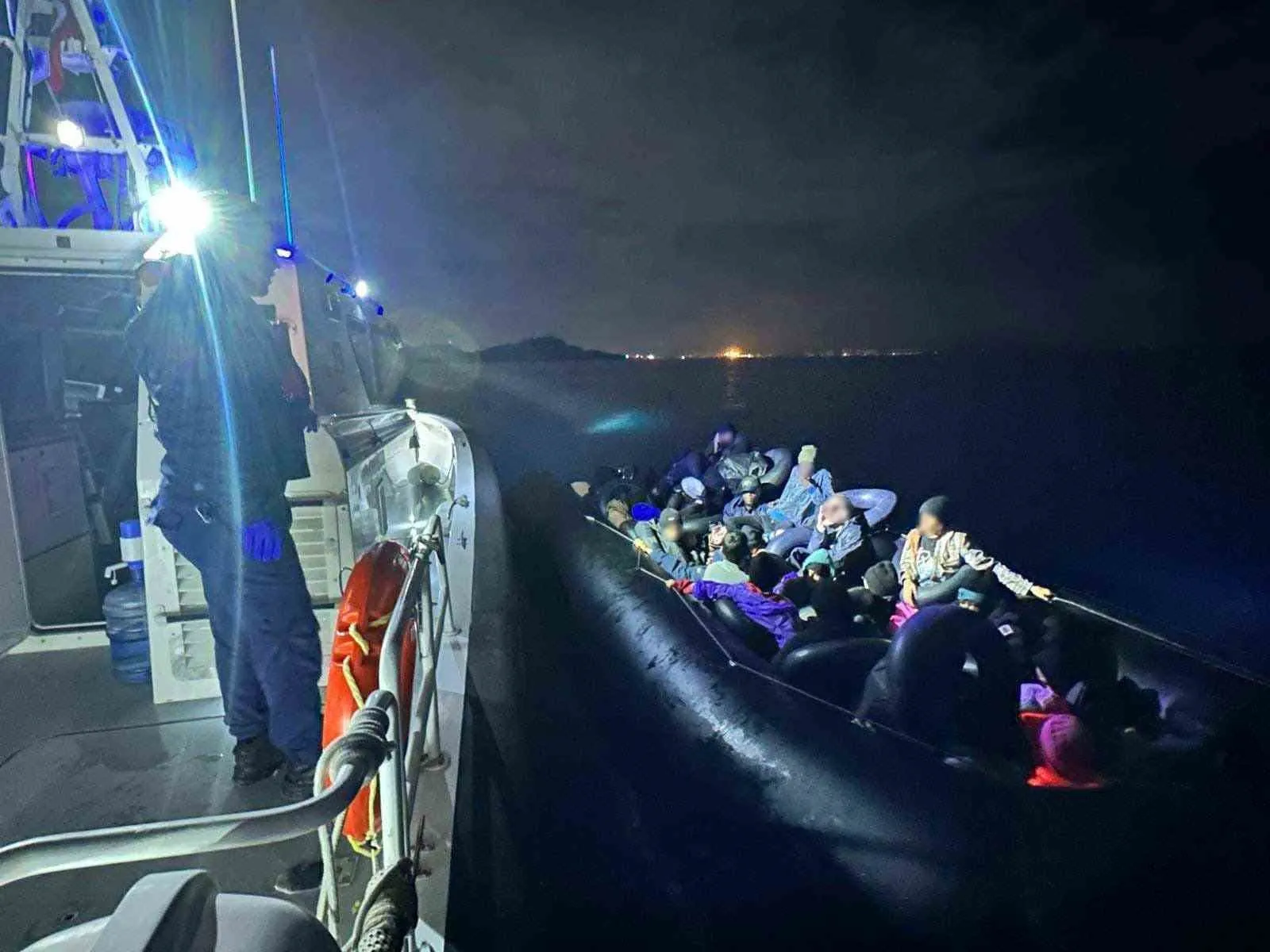 İzmir açıklarında 111 düzensiz göçmen yakalandı