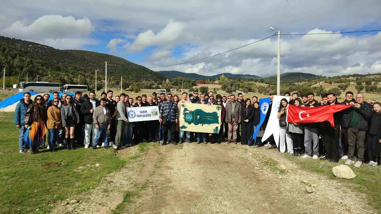 200 öğrenci 850 yıllık sırrı çözmek için savaş alanında ders işledi - 5
