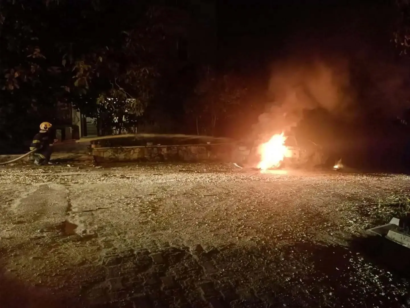 Pamukkale’de park halindeki otomobil alev aldı - 2