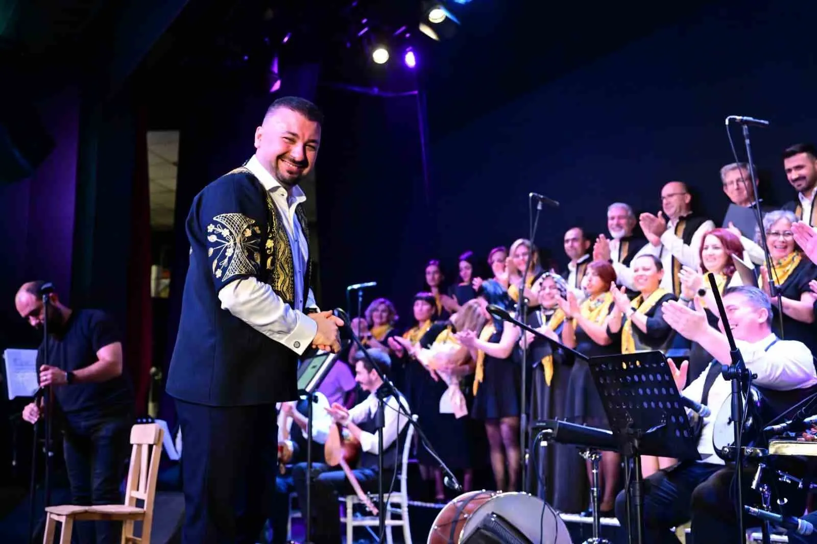 Manisalılar Neşet Ertaş türküleriyle unutulmaz bir gece yaşadı