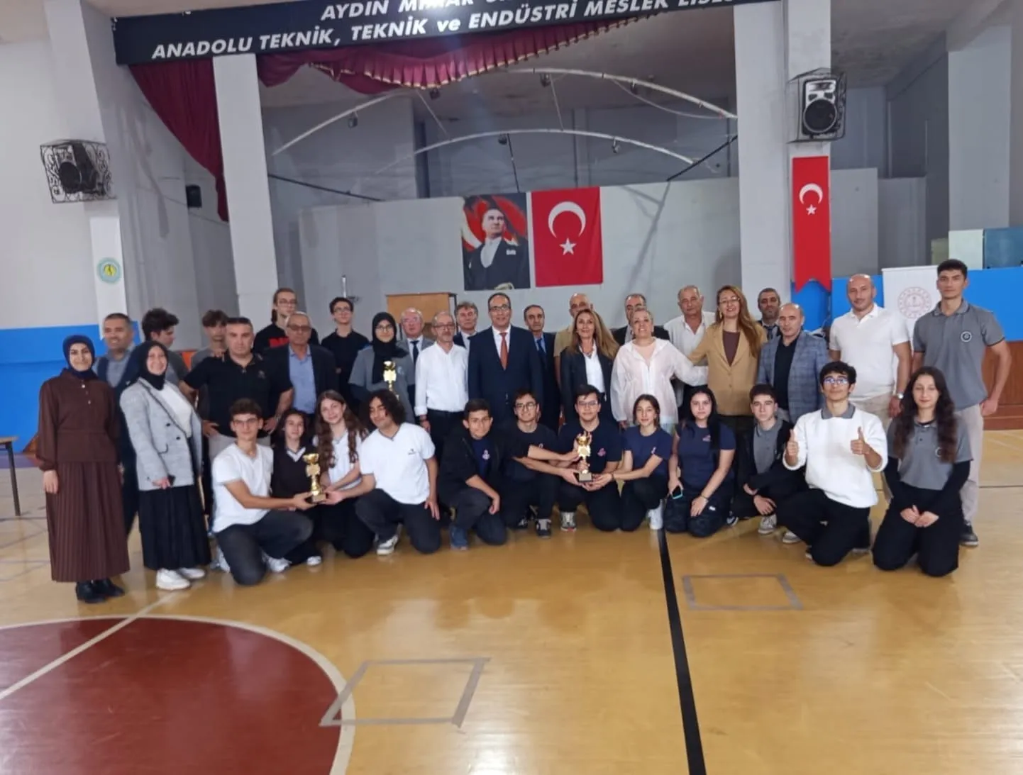 Efeler’de çevre bilinci yarışmasında dereceye giren okullar ödüllendirildi