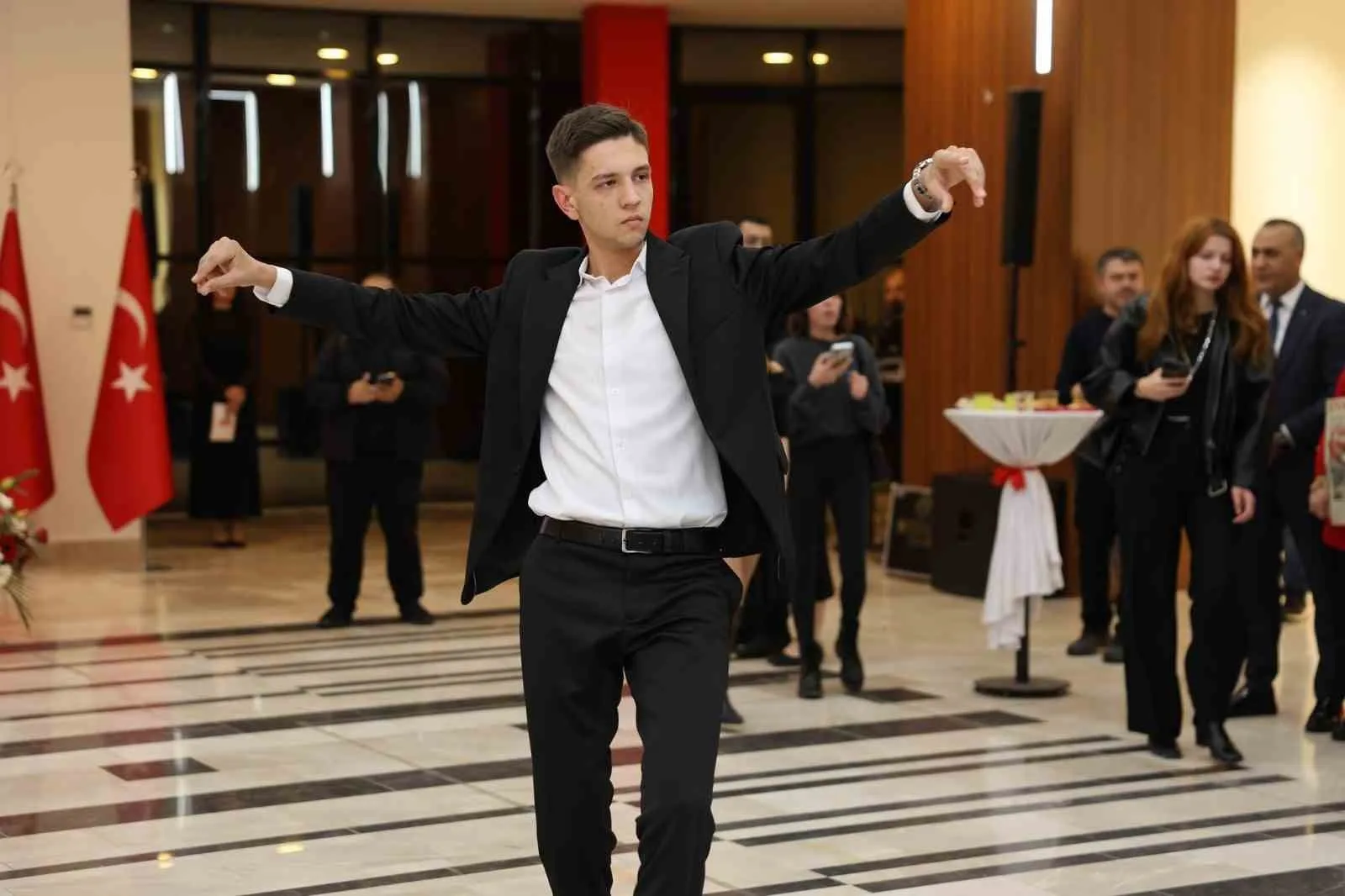 Cumhuriyet Balosunda vals ve zeybek bir arada - 2