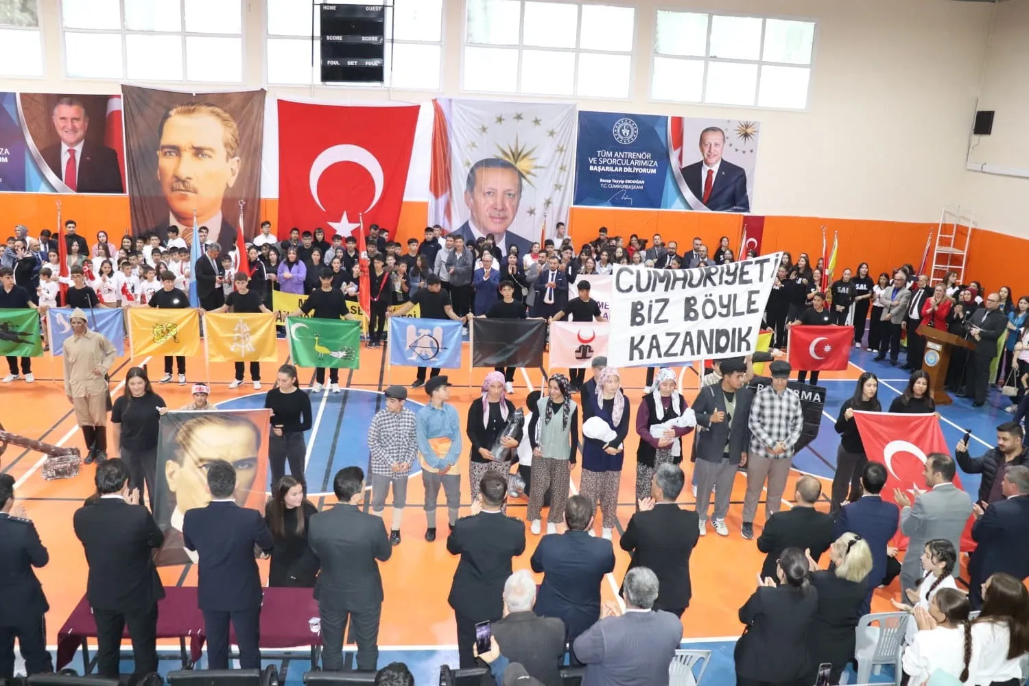 Selendi’de cumhuriyet coşkusu gençlik merkezine sığmadı - 3