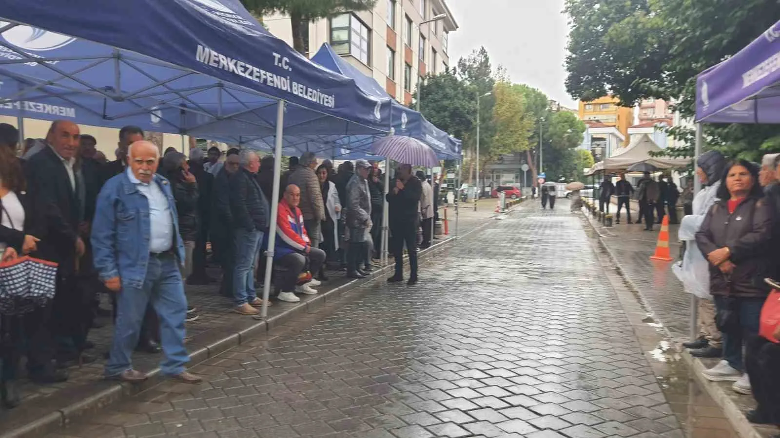 Başkan Doğan’ın destekçileri ikinci günde de belediye önünde buluştu - 2