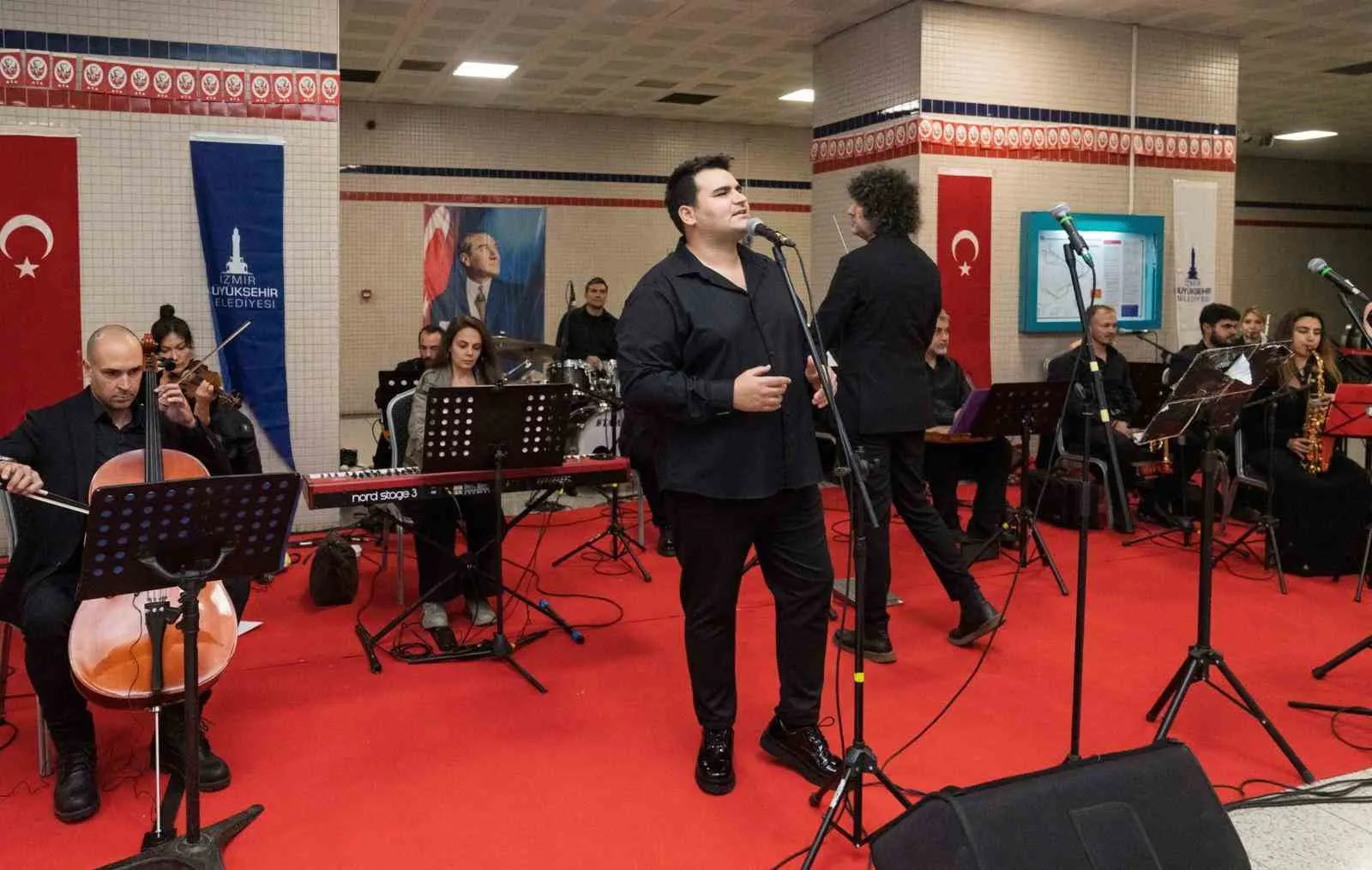 İzmir Metrosu’nu Cumhuriyet coşkusu sardı - 4