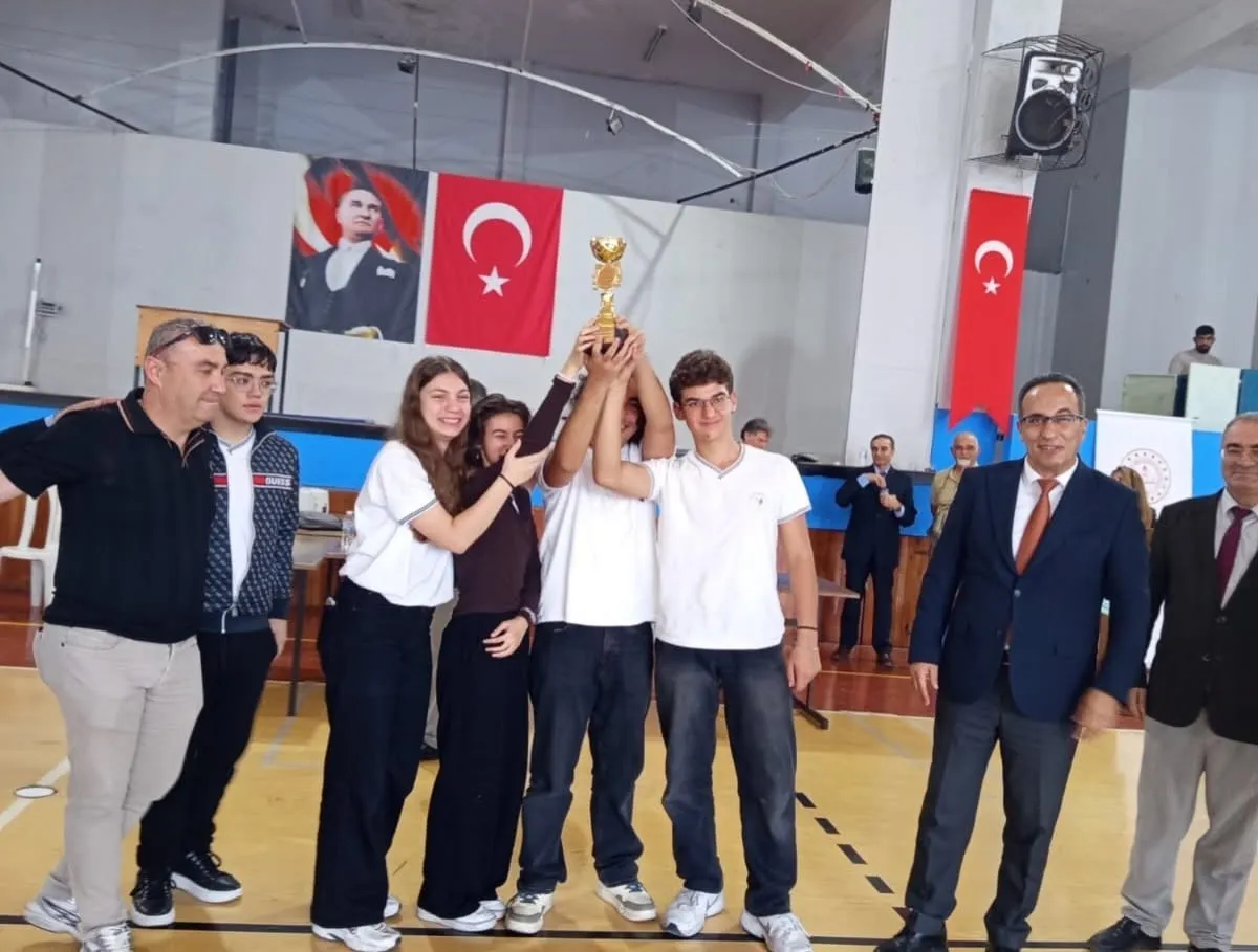 Efeler’de çevre bilinci yarışmasında dereceye giren okullar ödüllendirildi - 4