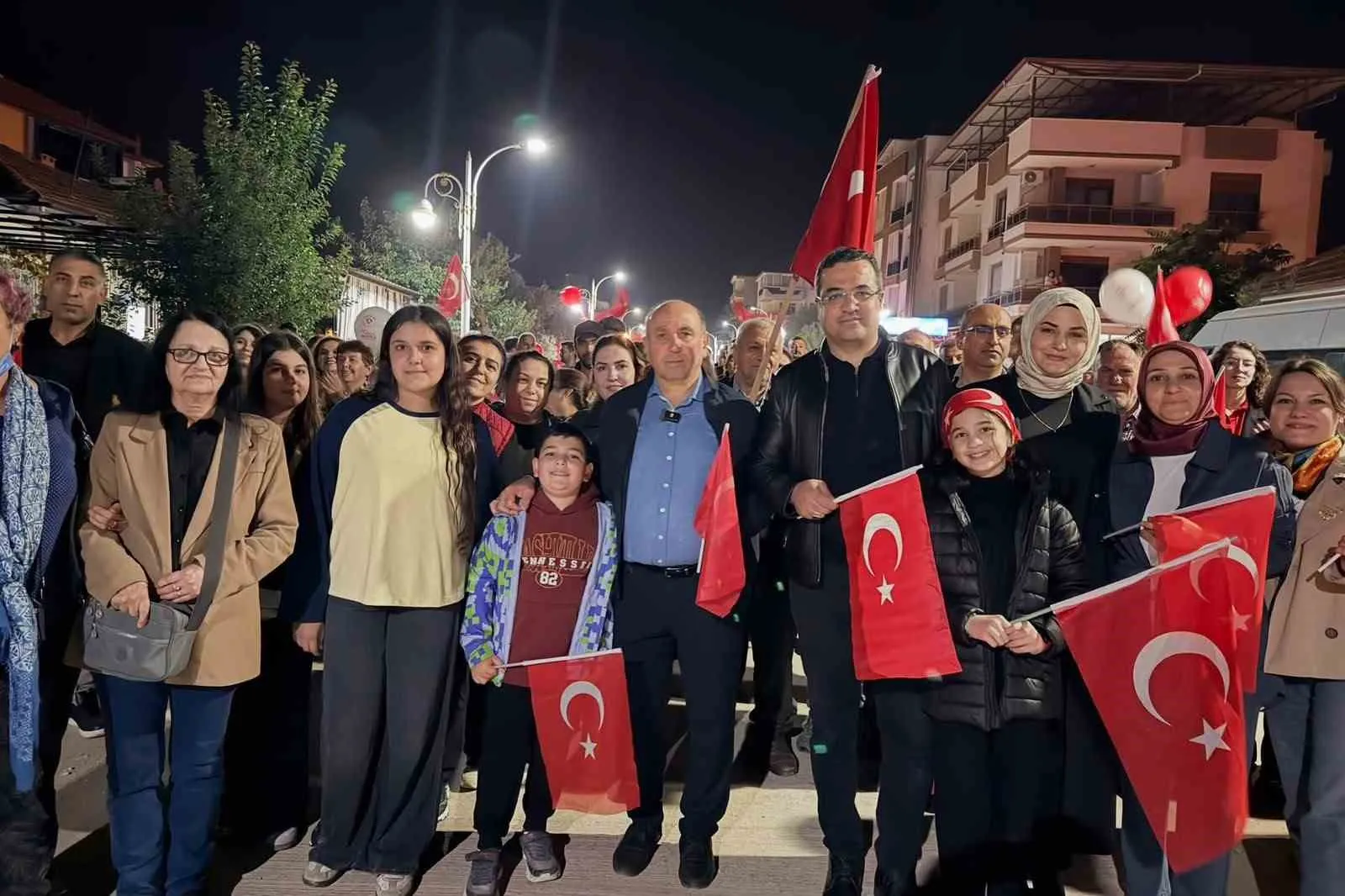 Sarıgöl’de Cumhuriyet coşkusu fener alayıyla sokaklara taştı - 3