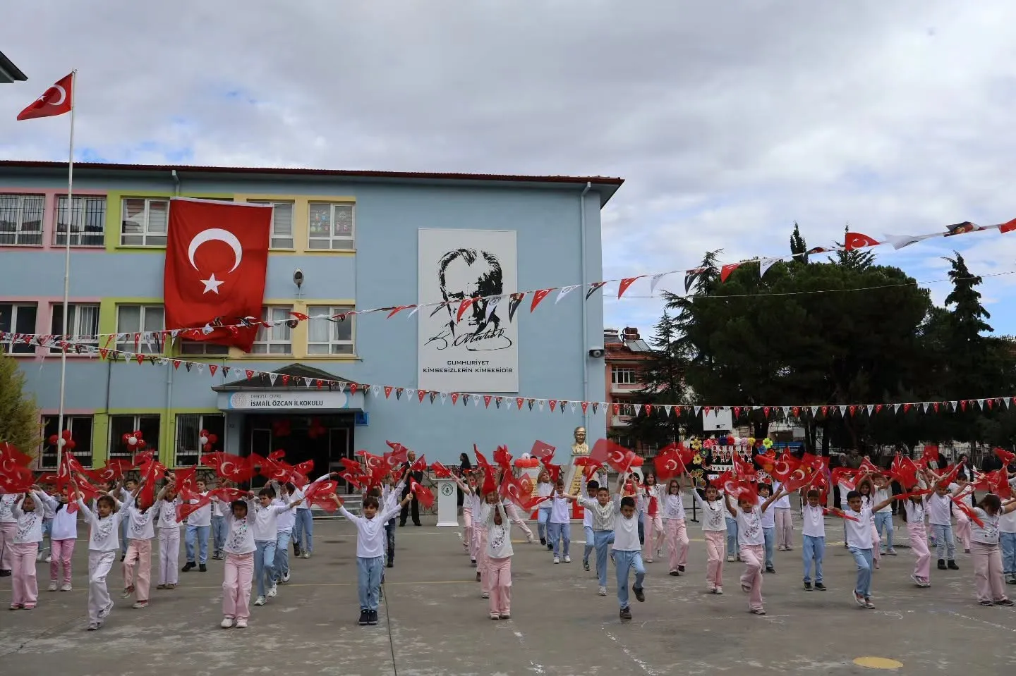 Çivril’de 29 Ekim coşkusu törenlerle başladı
