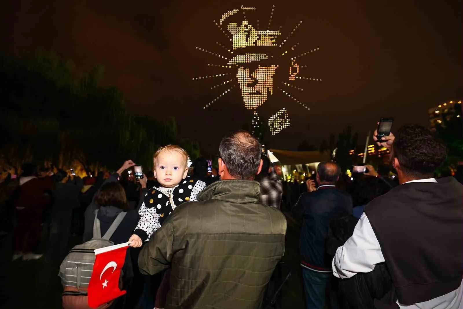 Atatürk’ün portresi 1000 drone ile gökyüzüne işlendi