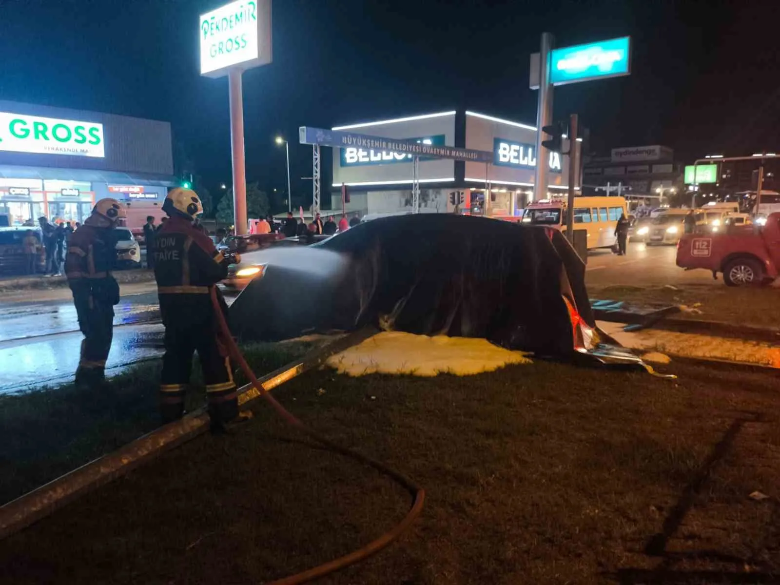 Tırın çarptığı elektrik otomobil alev aldı - 3