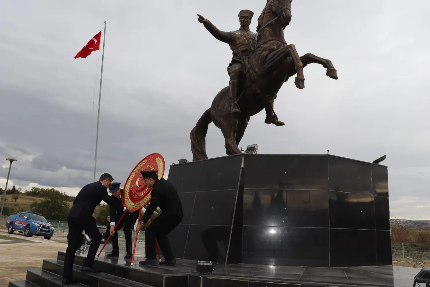 Selendi’de Cumhuriyet Bayramı coşkusu çelenk töreniyle başladı - 3