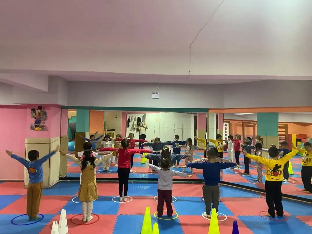 Germencik’te minikler hem eğleniyor hem spor yapıyor