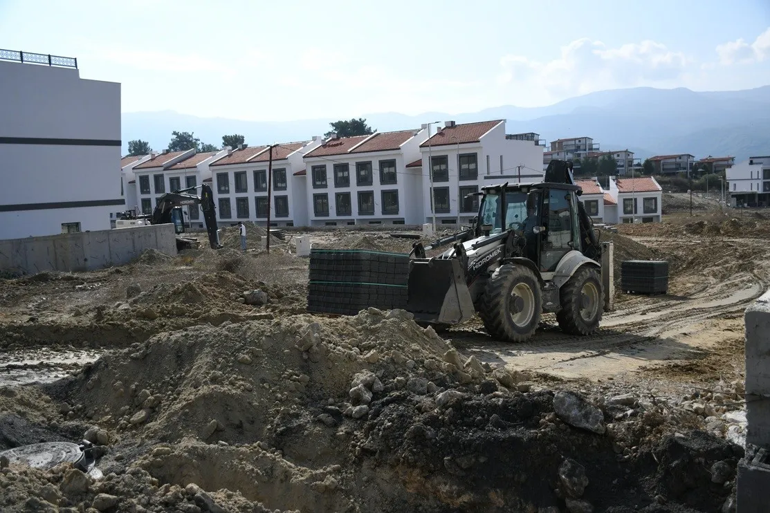 Kuşadası Caferli’de 25 bin metrekarelik yol çalışması başladı - 4
