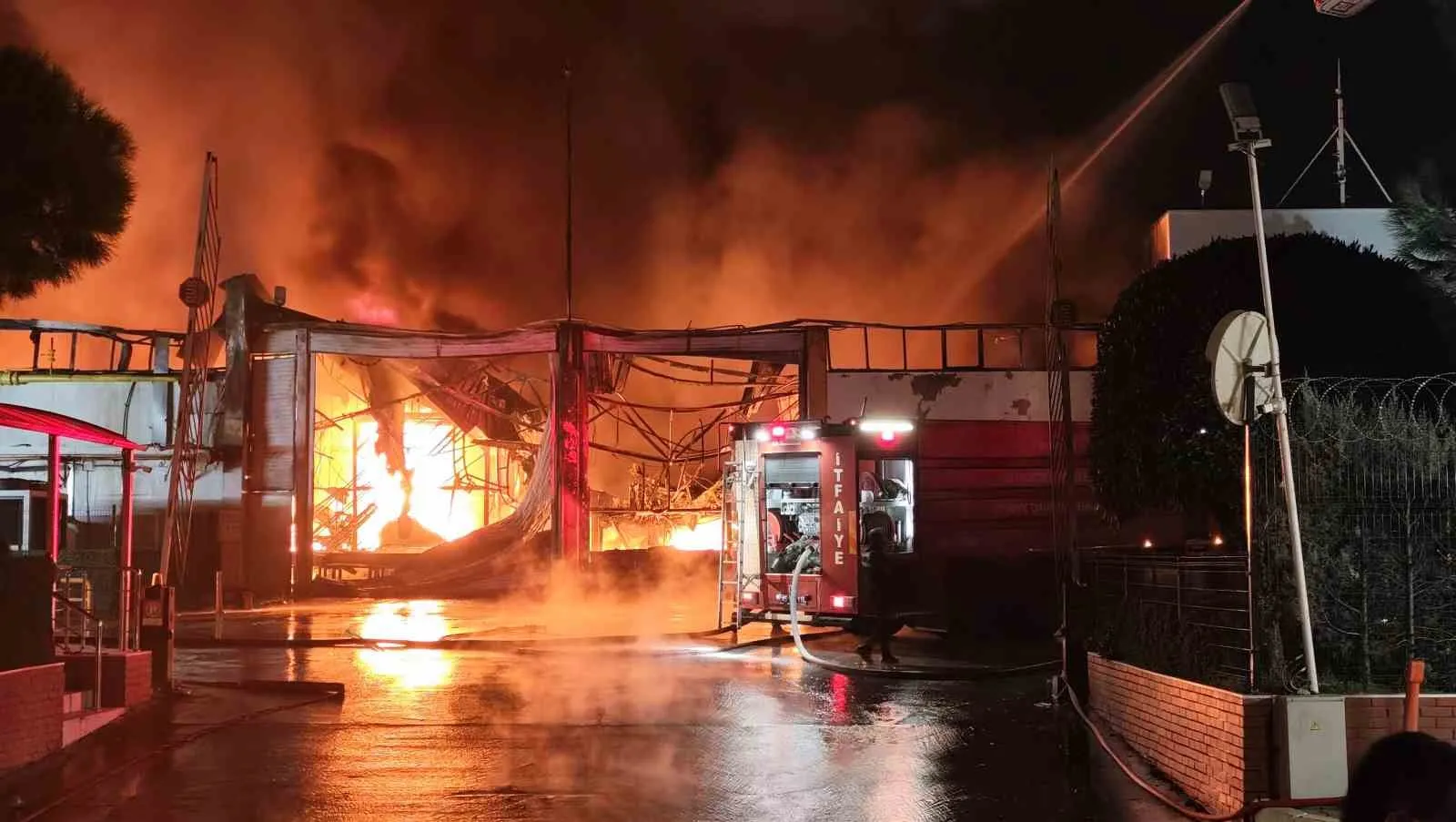 Manisa Organize Sanayi Bölgesinde faaliyet gösteren İnci Akü Fabrikasında yangın çıktı. Manisa Büyükşehir Belediyesi İtfaiye Daire Başkanlığına bağlı ekipler ile sağlık, polis ve AFAD ekipleri bölgeye sevk edildi. Ekiplerin yangını söndürme çalışmaları devam ediyor. - 4