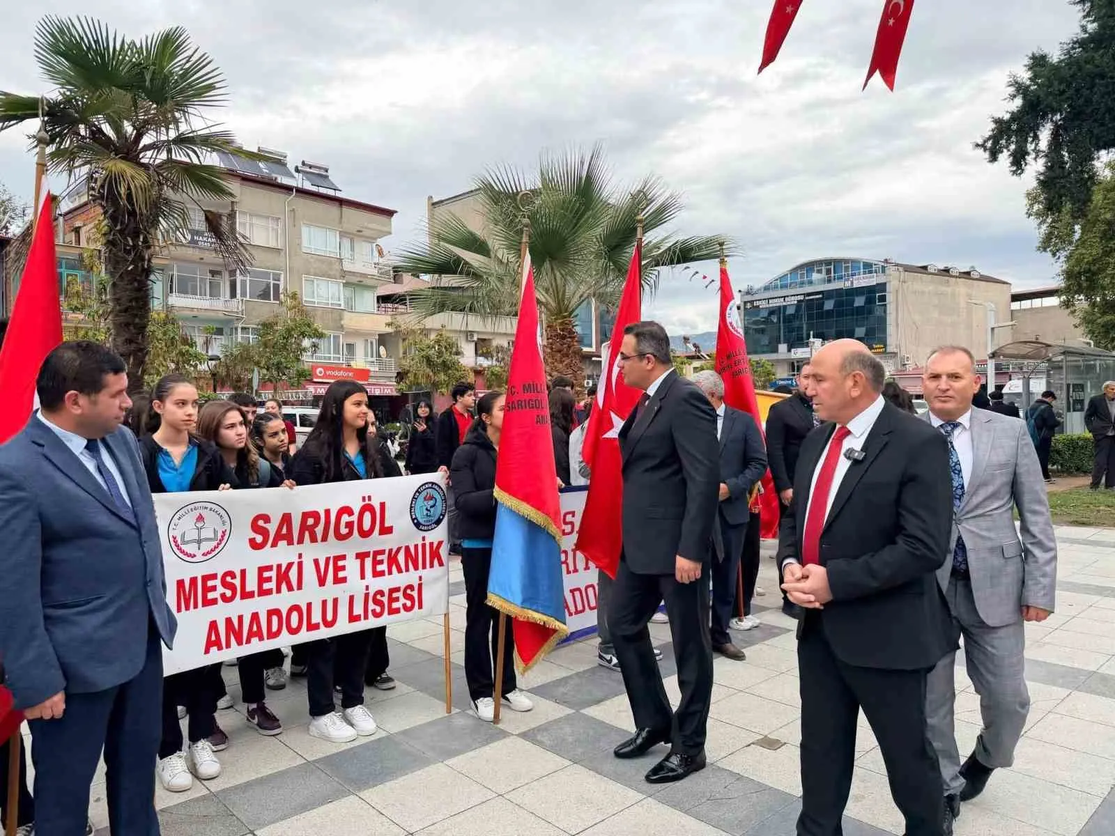 Sarıgöl’de Cumhuriyet coşkusu çelenk töreniyle başladı - 3