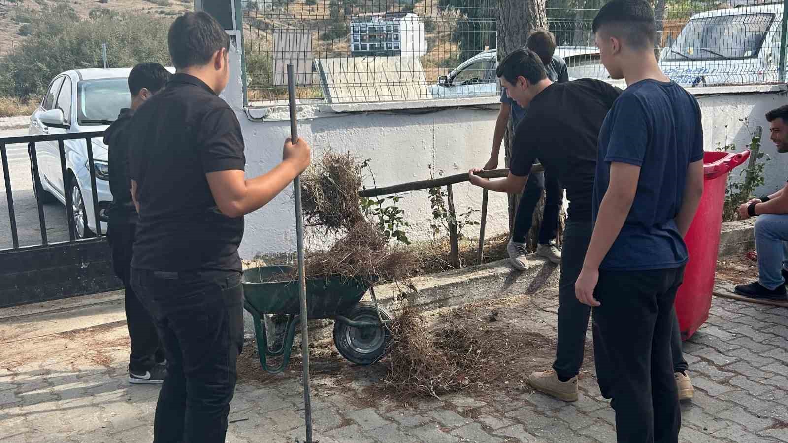 Koçarlı’da öğrenciler okul bahçesini temizleyerek çevre duyarlılığına dikkat çekti