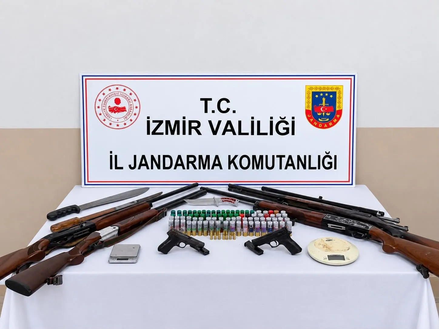 İzmir’de jandarmadan uyuşturucu ve silah operasyonu: 3 tutuklama