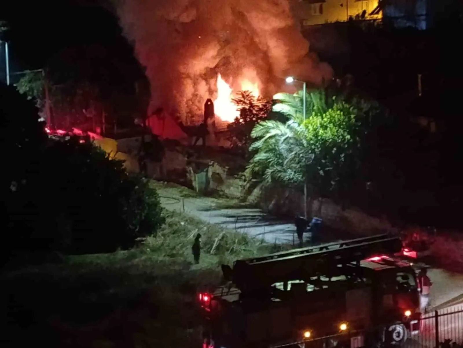 Yangında ev kül oldu, 4 kişilik aile zor kurtuldu - 7
