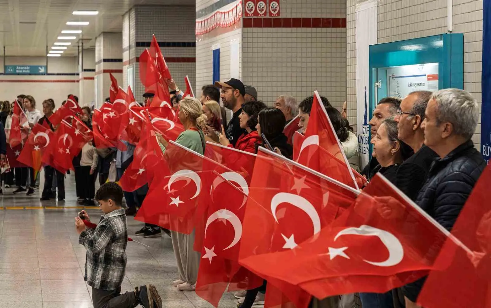 İzmir Metrosu’nu Cumhuriyet coşkusu sardı - 2