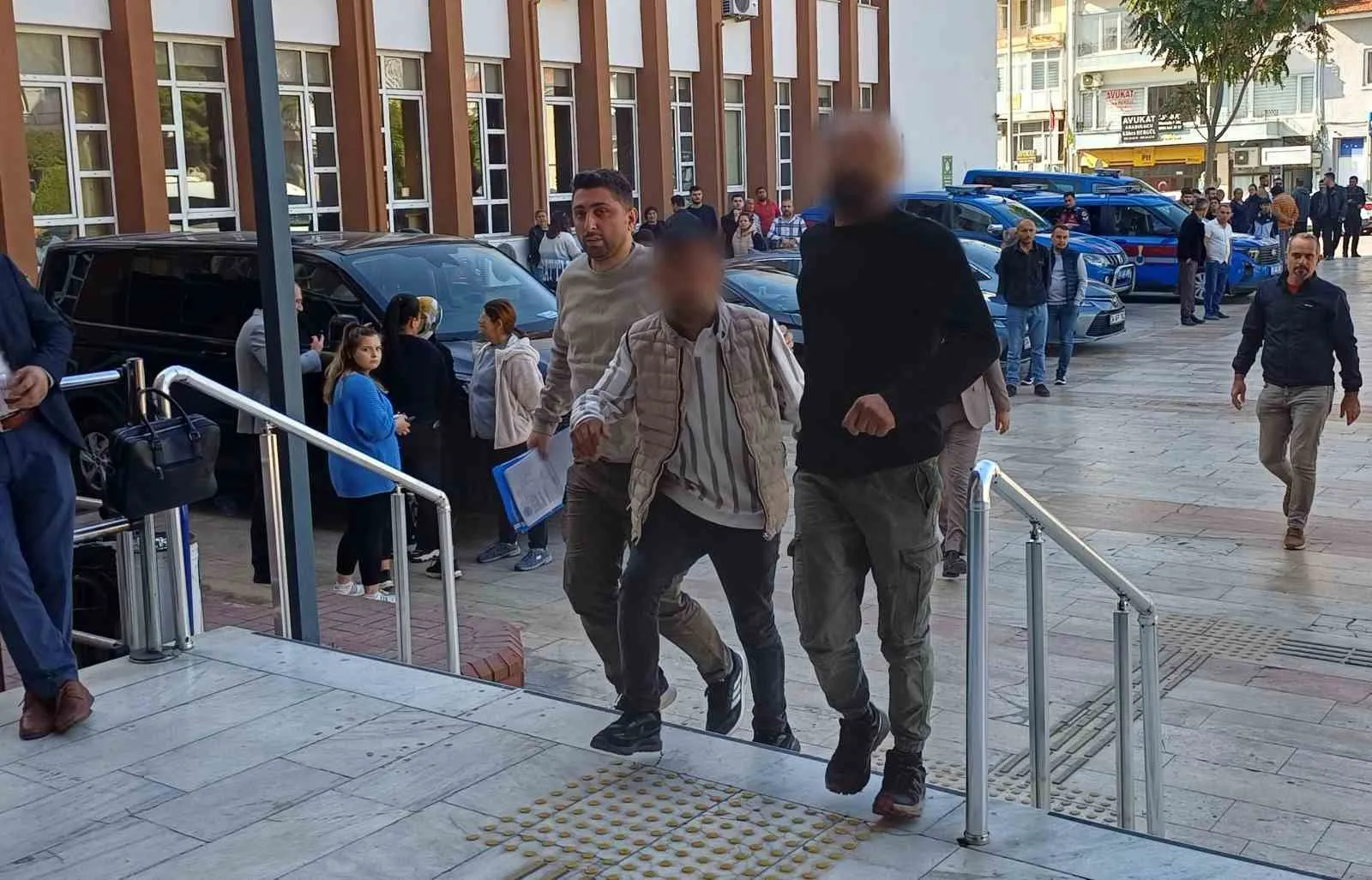 Aydın’da polisten kaçan silahlı tehdit şüphelisi adliyeye sevk edildi - 3