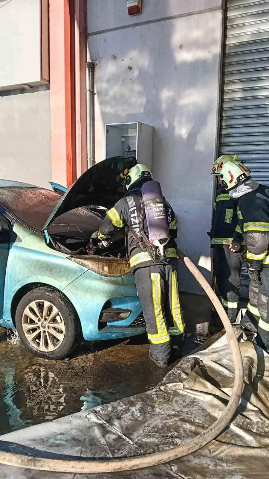 Şarjdaki elektrikli araç alev aldı - 2