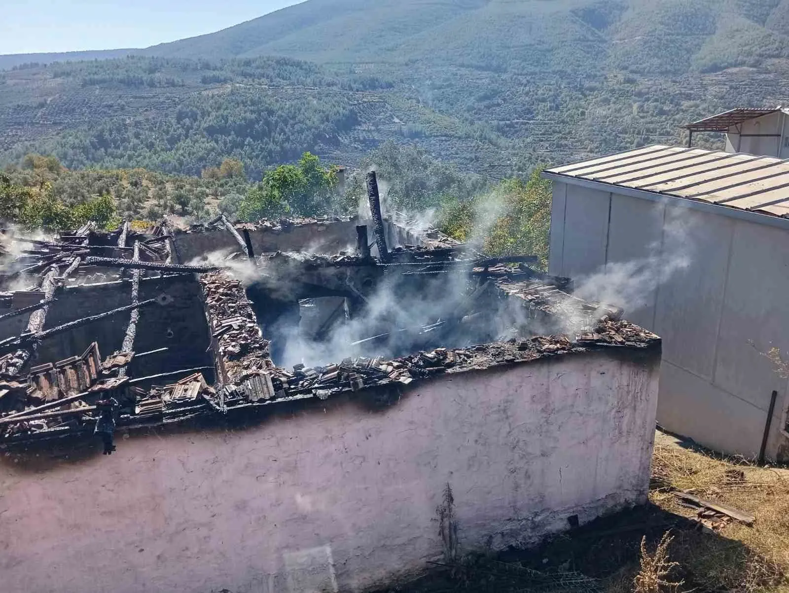 Aydın’da çıkan yangında bir ev küle döndü - 3