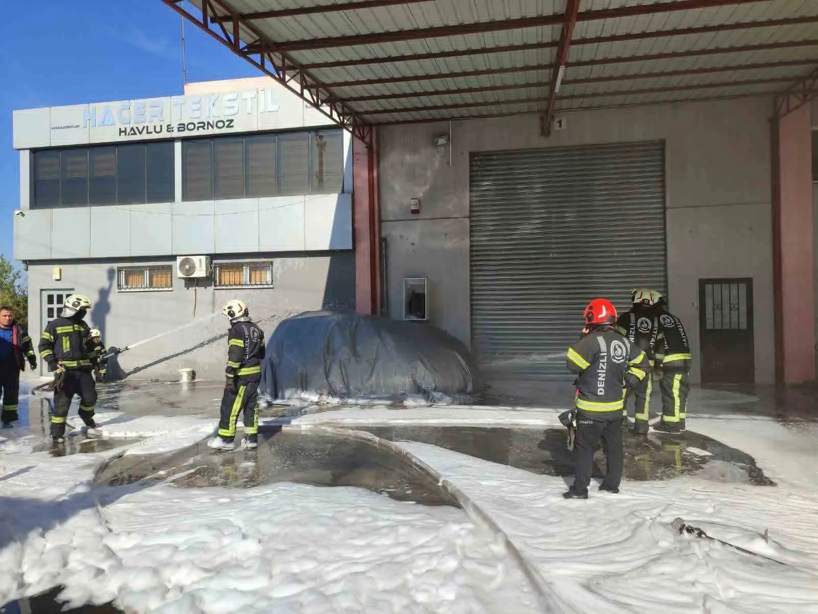 Şarjdaki elektrikli araç alev aldı